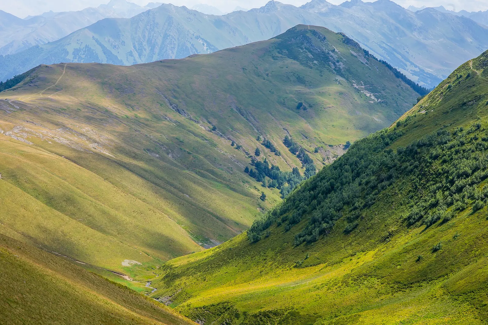 Зелёные склоны над долиной Архыза